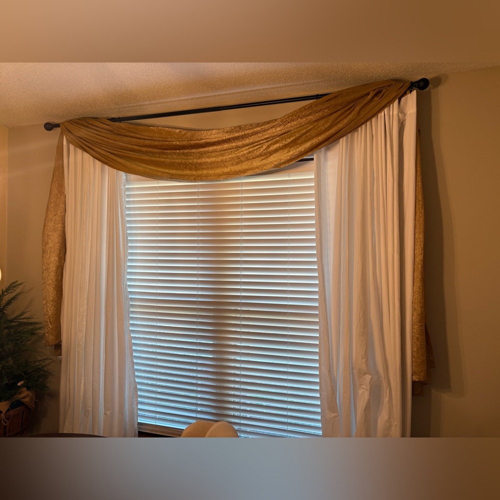 Set of 2 curtain swags. 1 pictured